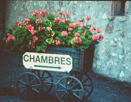 flower basket pointing to a hotel