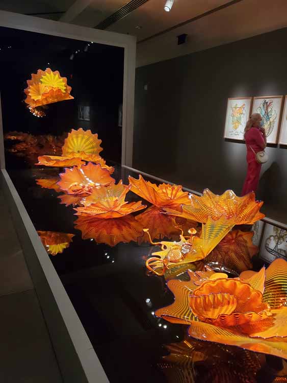 chilhuly glass sculpture