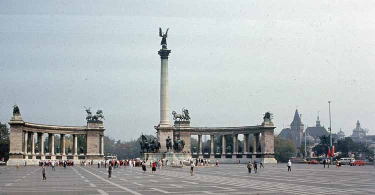 heroes' square